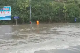 昨夜这场雨太大太突然！贵州一地街道积水成河、车辆被淹，记者现场直击图片