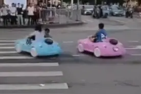 女子开玩具汽车上路闯红灯，“副驾驶”还坐着孩子图片