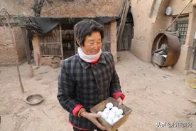 6旬大妈养土鸡，鸡蛋再贵不卖，全部留给孩子补身体，故事很感人图片