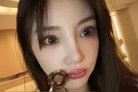 李小璐口含棒棒糖自拍，嘟嘴在床前录视频，模样清纯可爱图片