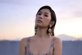 回顾历年TVB台庆穿搭车祸现场，潮流达人黄翠如像裹了桌布图片