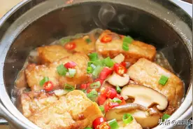 豆腐最过瘾的吃法，简单一切，往砂锅里一扔，真香，上桌瞬间扫光图片