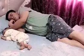 摸脚丫、探鼻息，“慌张爸爸”意外走红！网友：娃还活着呢图片