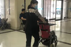 坚强母亲！11年把医院当家，陪伴脑瘫女儿坚持治疗图片