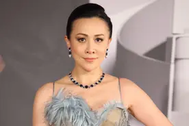香港影坛多乱？刘嘉玲痛哭，曾志伟不敢想，成龙：百年后才敢公开图片