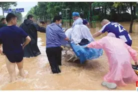 二胎妈妈雨夜临产 医务人员趟水营救图片