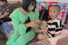 二审后杜妈夫妇带小熊回老家兰考，直播时儿媳妇一句悄悄话惹嘲讽图片