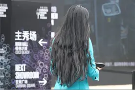 街头火了一套“湖水蓝”职业装，气质女神穿起来，优雅从容，很美图片