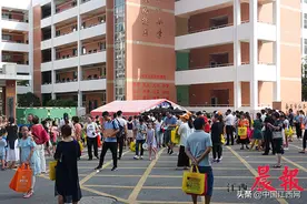 南昌“幼升小”报名首日 部分学校现“排队大军”图片