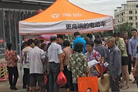 赣州多地民警摆地摊推销被老表包围！图片