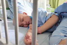 血癌男童经治疗后出院，谁料2年后又复发，妈妈：我宁愿没生过他图片