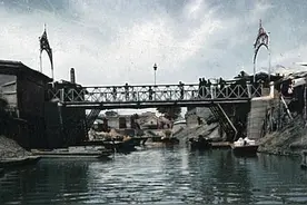 河北霸州  1940年代胜芳古镇，车站人流攒动街头商贩云集图片
