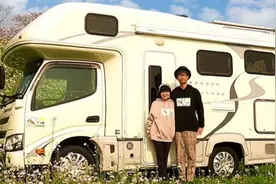 日本62岁奶奶恋37岁男友，拍拖7年领证买房车环游日本，太甜图片