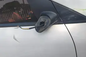 高速行驶时，前方突然飞来一个冒烟的轮胎，真的被吓惨了！出行前这件事一定要注意！图片