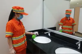 记者走一线 | 每半小时消杀一次，确保公厕卫生安全图片