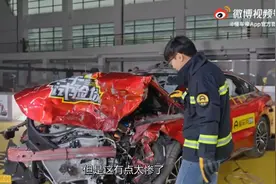 比亚迪汉对撞极狐后起火烧毁，这下事情闹大了图片