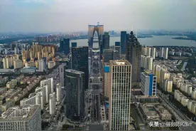 航拍视角下的苏州金鸡湖CBD，高楼密集不输上海陆家嘴图片