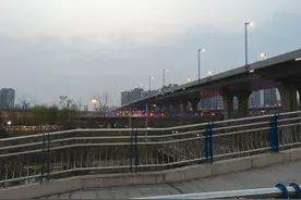 自驾旅行郑州，发现旁边车的钥匙竟放这里，我能开别人车溜一圈吗图片