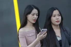 同色系搭配真高级！美女身穿粉色露肩牛仔衫搭粉色纱裙，仙气满满图片