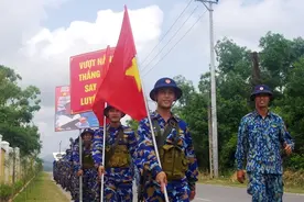 越南海军第3军区，身穿“蓝精灵”迷彩，训练之余读报种菜过生日图片