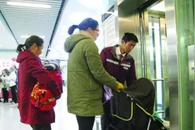 “这么大还坐婴儿车？”一男子地铁上指责宝妈，众人回怼图片