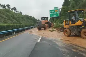 小心慢行！二广高速南阳段边坡垮塌，正在清理中图片