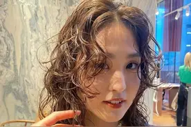 这种烫法才是真正的免打理，20~60岁都适合的卷发，随意又自然图片