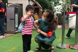 入园时哇声一片、入园后展开笑脸，开学两周幼师们都使出了哪些招数图片