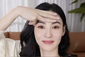 张柏芝晒三指测发际线，皮肤细致嫩滑，网友：美丽的人啥都对图片