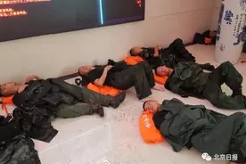 瞬间眼泪破防！郑州地铁获救者自述死里逃生经历图片