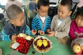 幼儿园“摆拍”水果照片，从车厘子换成香蕉，家长：又被套路了图片