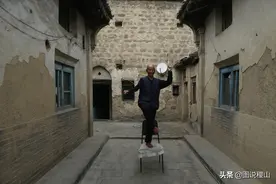 八旬老人在百年老宅，目标成为百岁老人，每天唱戏跳绳还做俯卧撑图片
