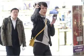 杨乐乐42岁说不老是假的，但她腿长是真的，穿皮裤就很明显！图片