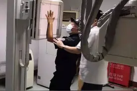 花湖某小区，一30岁男子欲跳楼自杀，挣扎过程中，民警指骨近端“撕脱性骨折”图片