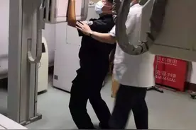 花湖某小区，一30岁男子欲跳楼自杀，挣扎过程中，民警指骨近端“撕脱性骨折”图片