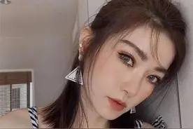 46岁谢金燕近照太美，大长腿又白又直，小腹平坦，马甲线瞩目图片