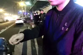 “去问问我是谁！”女子酒后踹民警两脚，还使出“降龙十八掌”图片