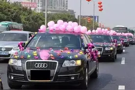 男子结婚租12辆奥迪婚车撑场面，前女友拉横幅“搞事”，这招太损图片