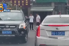 车子临时停在通道上，保安脱了衣服踹向女司机图片