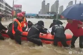 湖北黄梅500多名高考生因暴雨被困，坐大型铲车突围图片