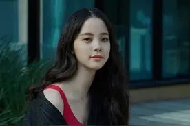欧阳娜娜品牌写真照曝光，穿大红色内衣配条纹西装，撞色性感吸睛图片