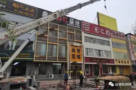 禹都大道临街楼体户外广告开始拆除图片