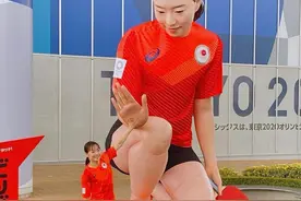 石川佳纯晒与雕像合影，又被球迷催婚：什么时候嫁到中国来呀？图片