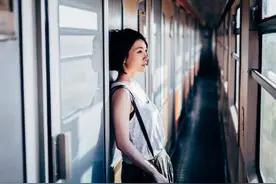 有钱女人的故事，那些躲不开的流言蜚语图片