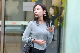微透蓝色长袖上衣搭黑色紧身裤，质感轻薄，轻松穿出春日时尚感图片