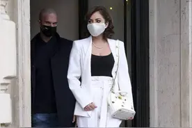 lady gaga这恨天高一般人驾驭不了，感觉走道都费劲，但她穿是真飒图片