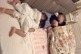 “硬核夫妻”带娃睡觉的一幕走红网络，网友：真是亲夫妻，假父母图片