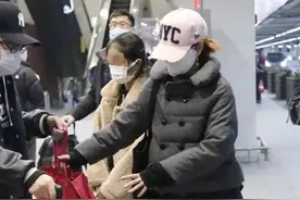 马伊琍当爹又当妈！穿旧衣头发乱也没空打理，大女儿露脚踝不嫌冷图片