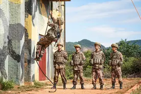 戳图↓↓看侦察兵的训练日常图片