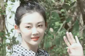 郑恺夫妻档上跑男，苗苗产后恢复状态佳，格纹衬衫配纱裙甜美图片